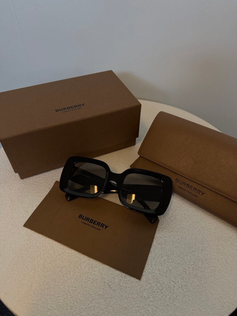 Burberry Sunnies (NEW/BOX)