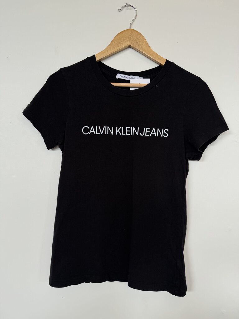 Calvin Klein Tee - size M